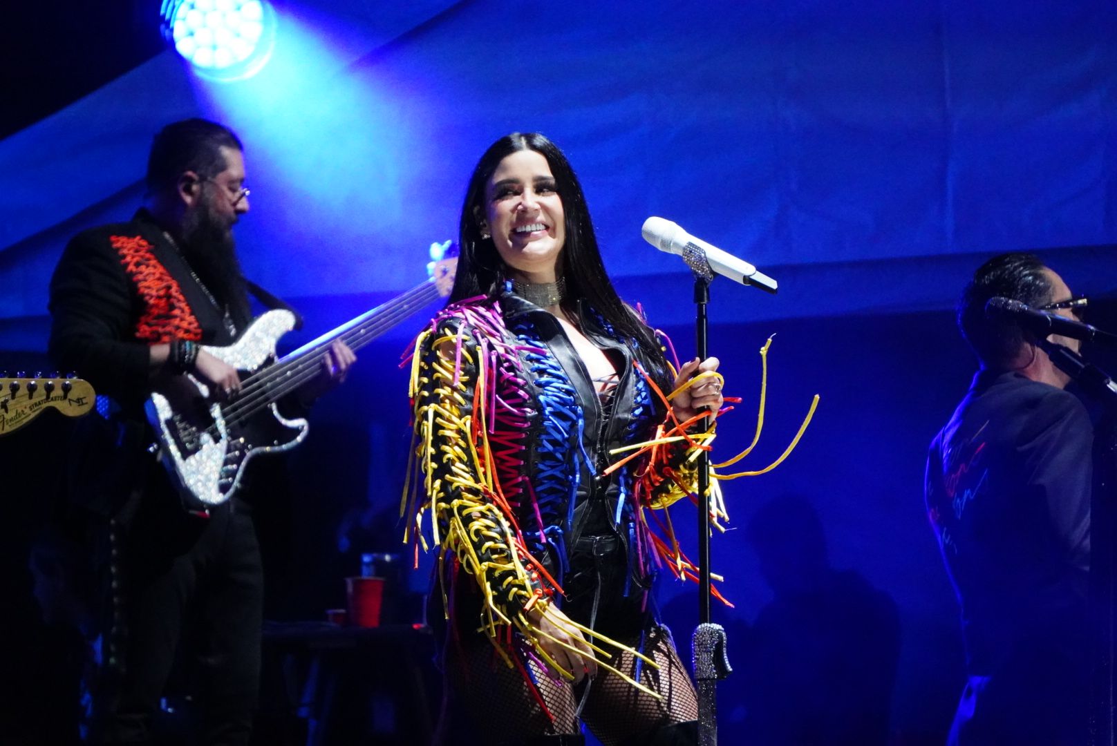 MATUTE HACE VIBRAR A MILES EN EL TEATRO DEL PUEBLO CON UNA NOCHE EXPLOSIVA DE NOSTALGIA OCHENTERA