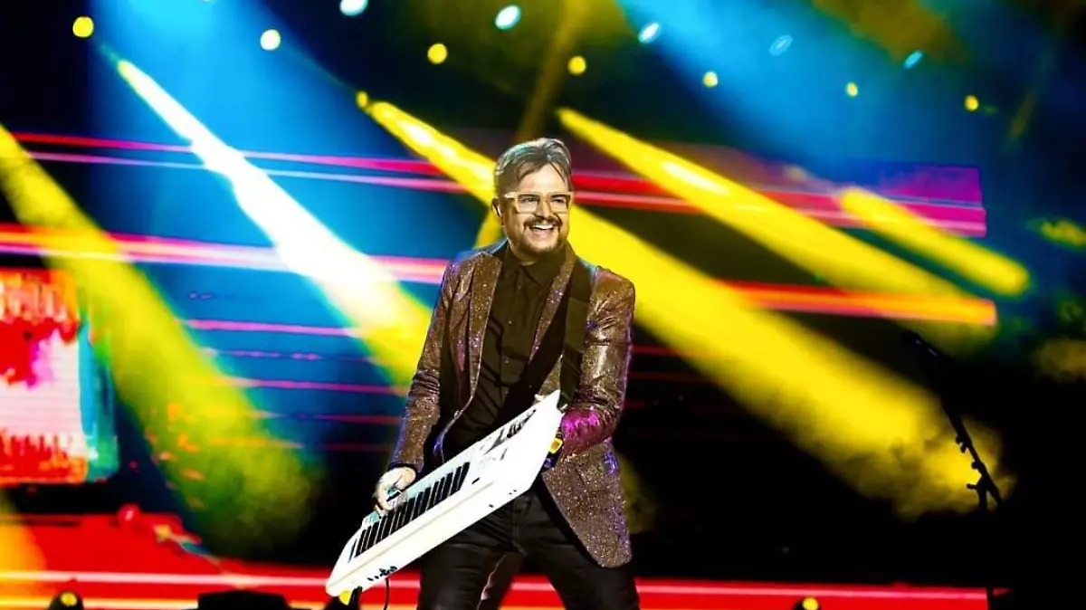 ALEKS SYNTEK CONQUISTA EL TEATRO DEL PUEBLO EN LA FERIA TLAXCALA 2025