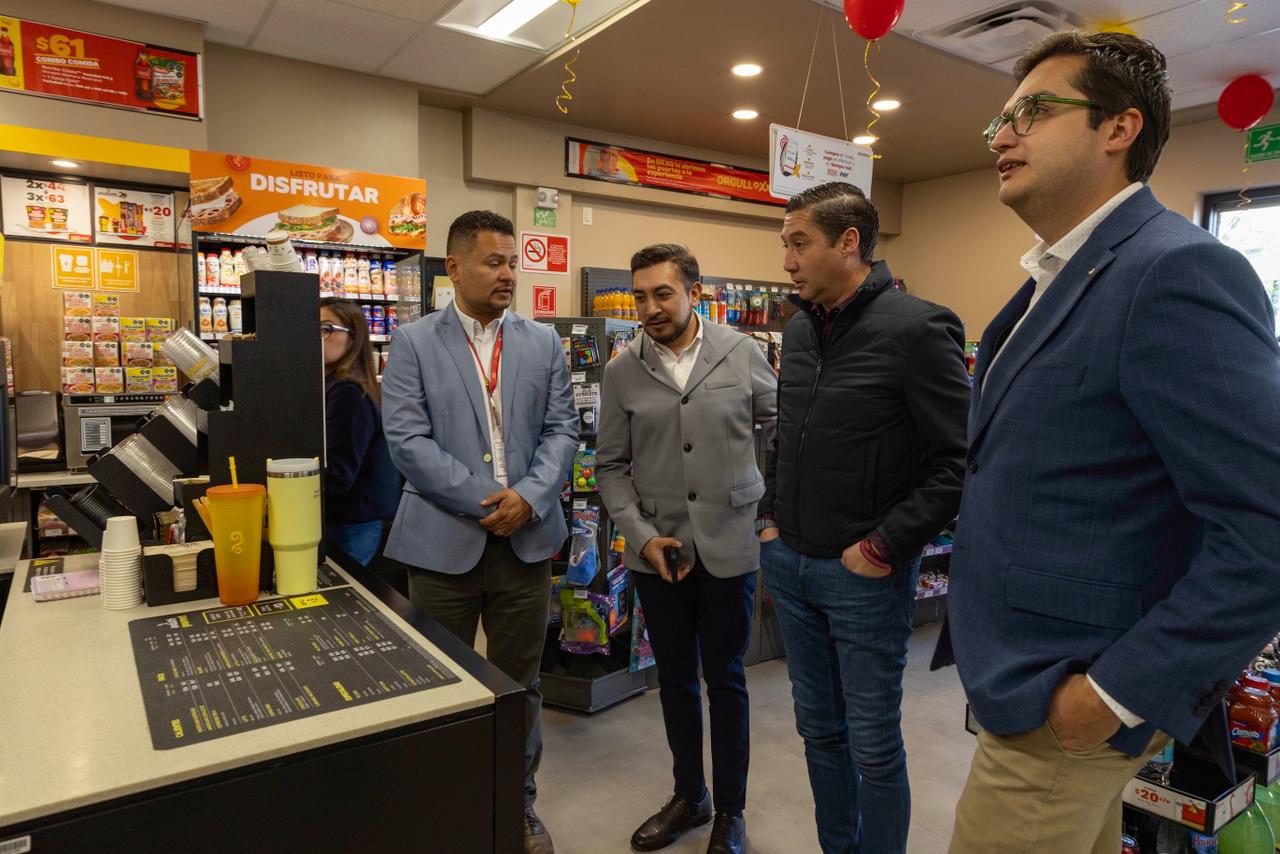 SALVADOR SANTOS INAUGURA TIENDA OXXO EN CIUDAD INDUSTRIAL XICOHTÉNCATL II, ACERCARÁ SERVICIOS A EMPRESAS