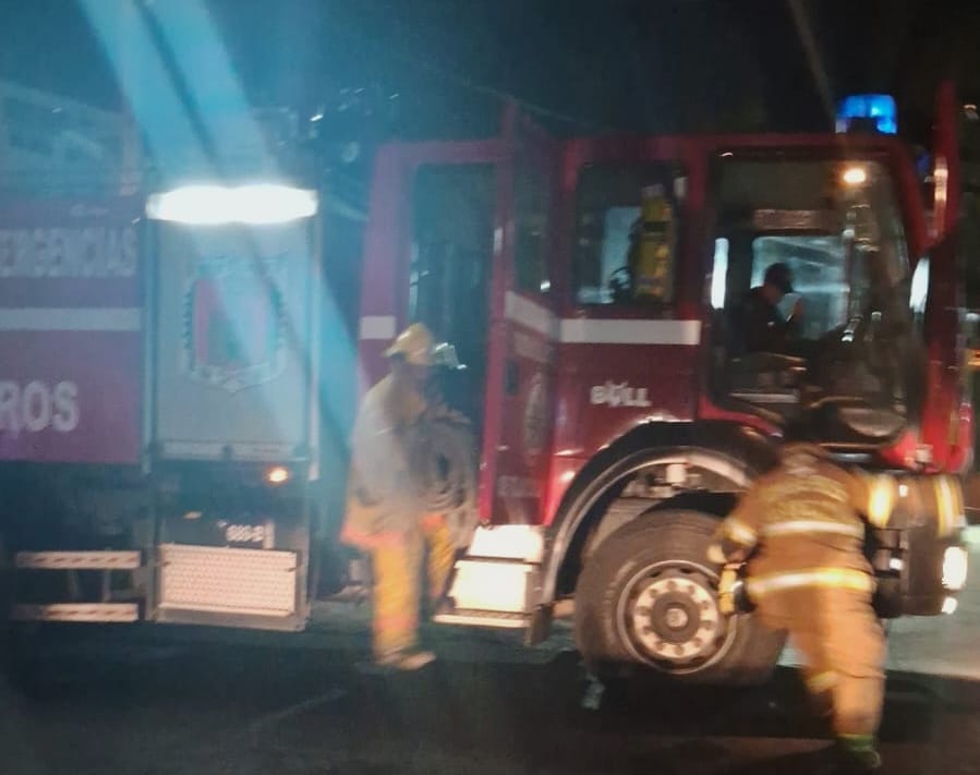 POLICÍA MUNICIPAL DE TLAXCALA Y CUERPOS DE EMERGENCIA SOFOCAN INCENDIO EN UN DOMICILIO DE ACUITLAPILCO