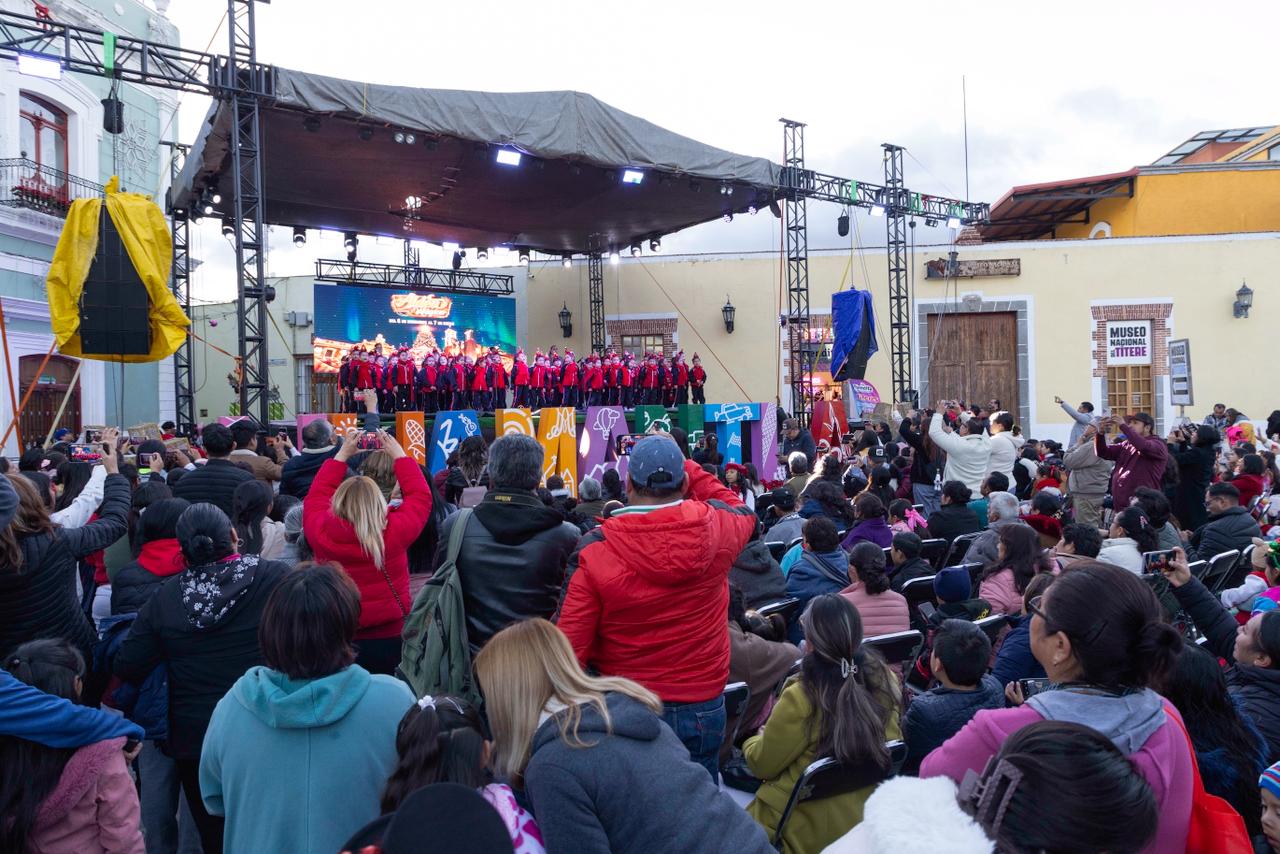 NIÑAS Y NIÑOS LLENAN DE ALEGRÍA Y MÚSICA LA ALDEA MÁGICA CON CANTOS Y VILLANCICOS NAVIDEÑOS