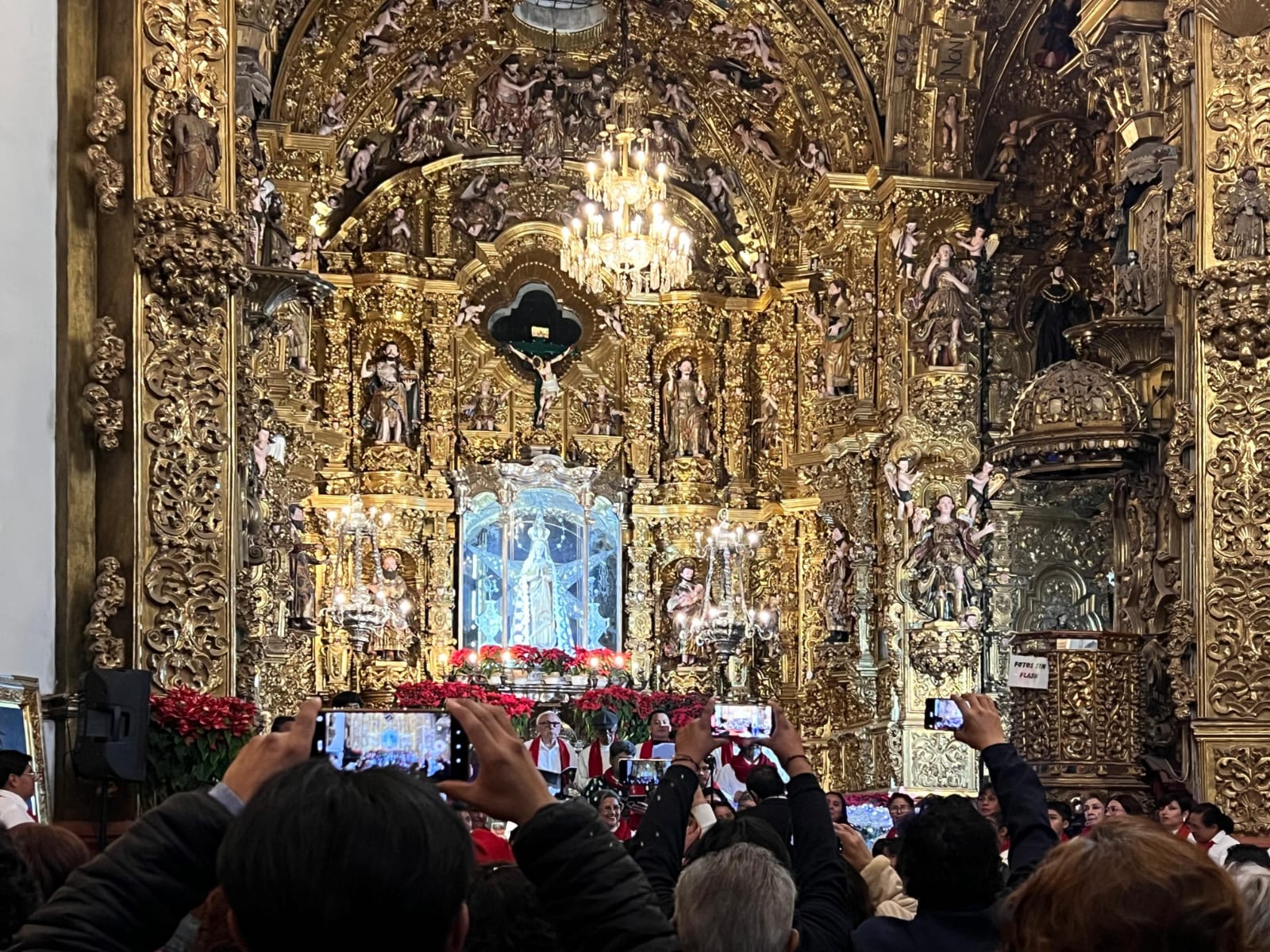 NAVIDAD MÁGICA 2025 LLEGÓ A LA BASÍLICA DE OCOTLÁN CON EL CORO MONUMENTAL DEL AYUNTAMIENTO DE TLAXCALA