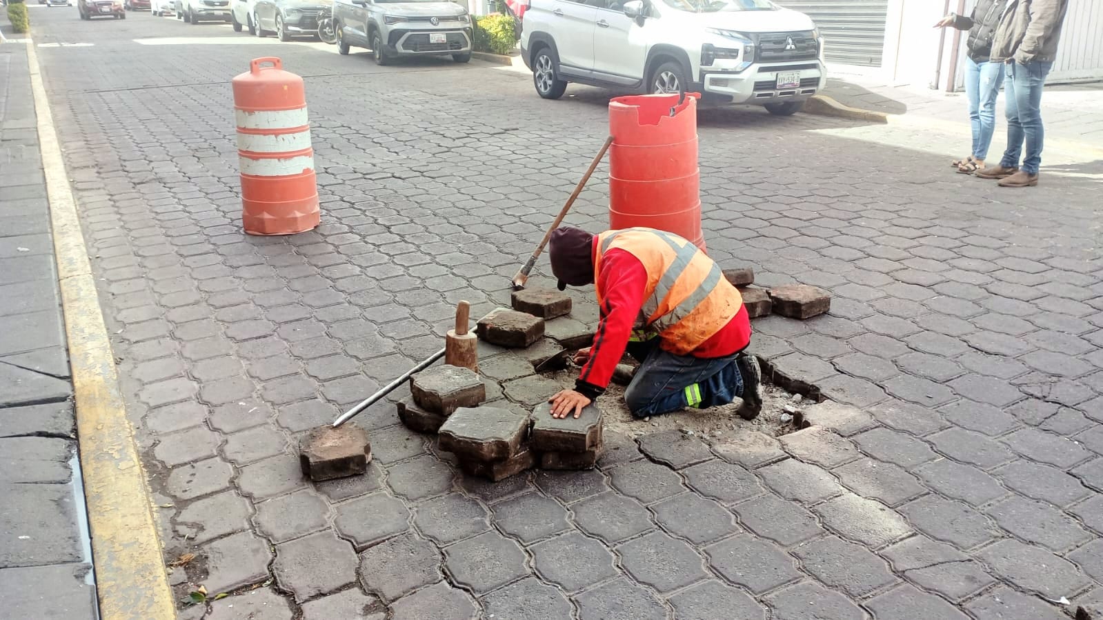 CON TRABAJOS DE RENIVELACIÓN EL AYUNTAMIENTO DE TLAXCALA MEJORA LAS CALLES DE LA CAPITAL