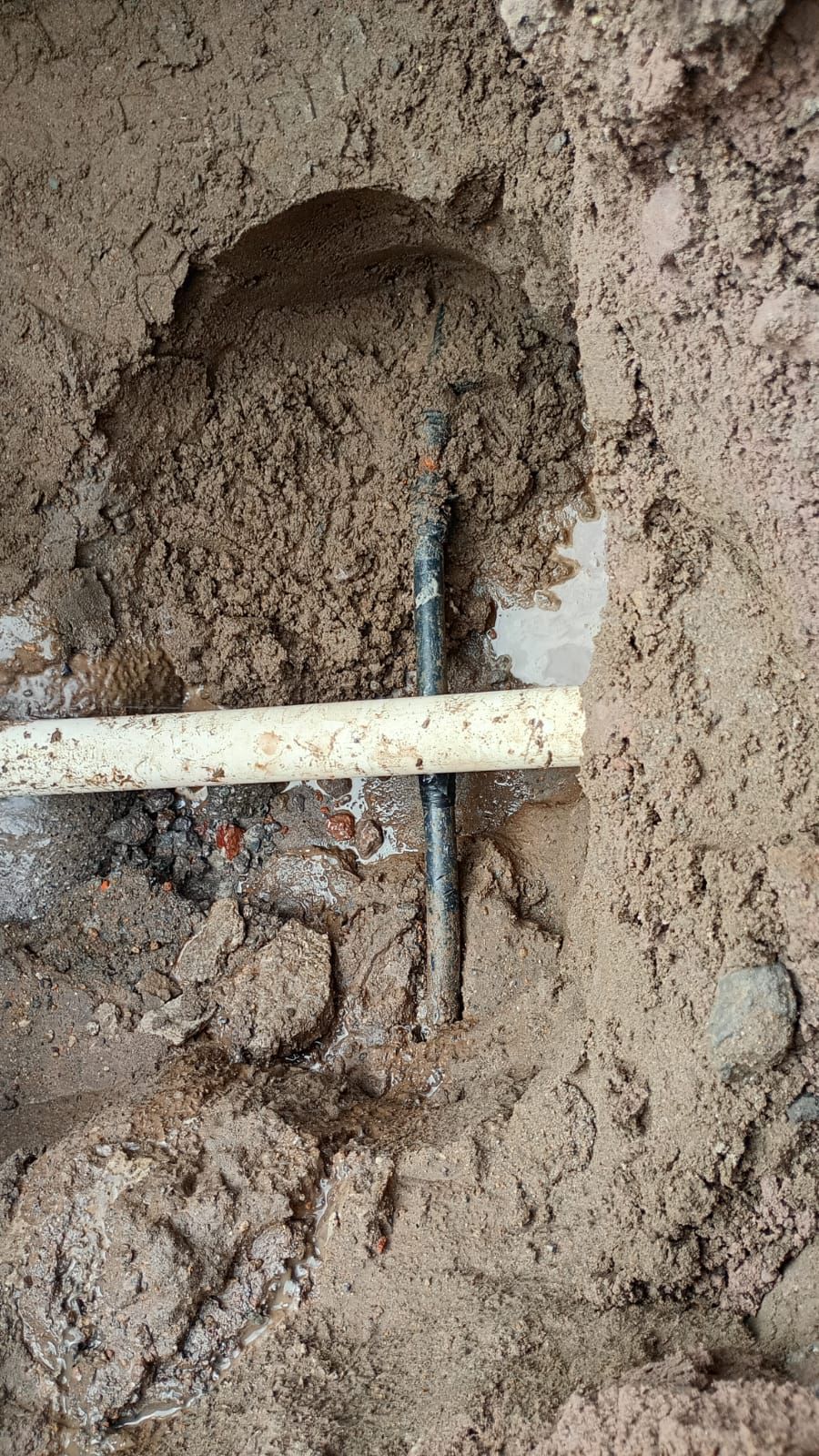 CAPAMH MANTIENE SEGUIMIENTO PERMANENTE A LA RED DE AGUA POTABLE EN HUAMANTLA