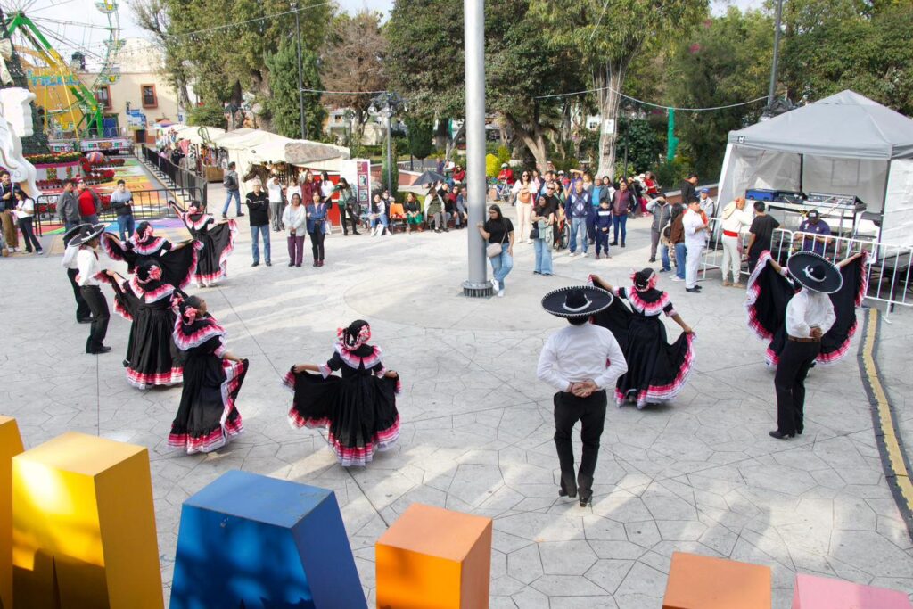 TURISTAS Y LOCALES DISFRUTAN DE UN FIN DE SEMANA NAVIDEÑO EN HUAMANTLA