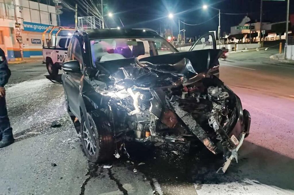 SIN HERIDOS GRAVES INCIDENTE VIAL ENTRE UNIDAD PARTICULAR Y PATRULLA MUNICIPAL DE TLAXCALA