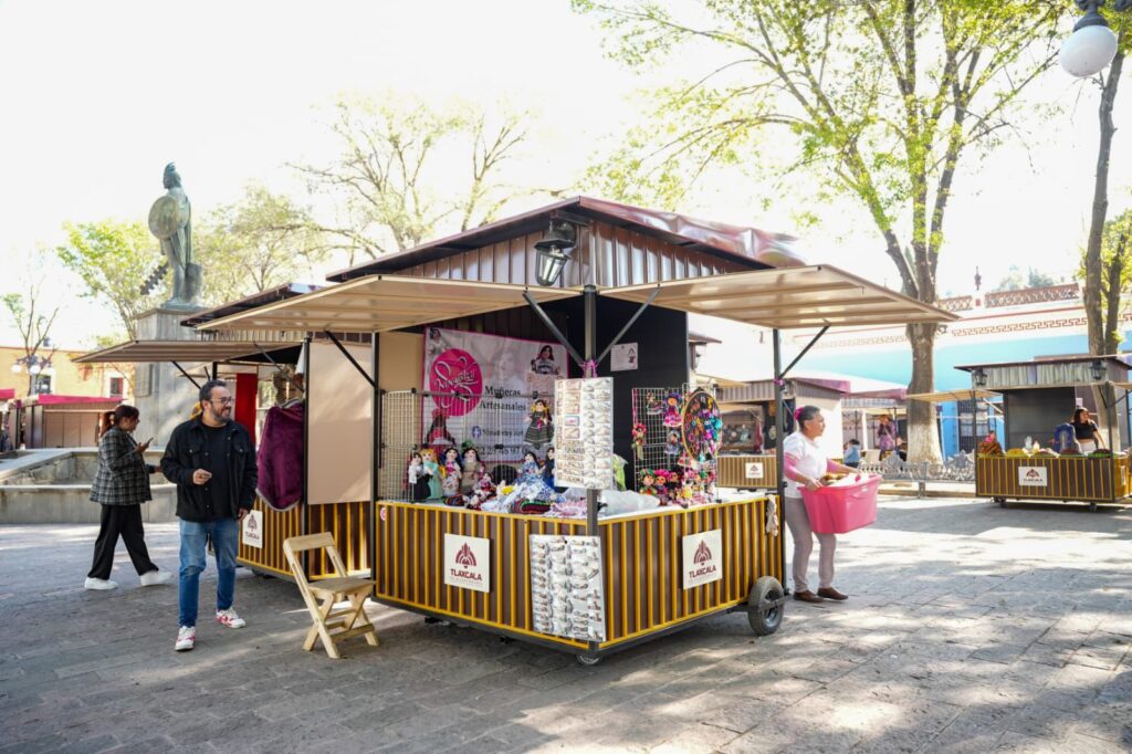 IMPULSA GOBIERNO DE ALFONSO SÁNCHEZ GARCÍA EL CONSUMO LOCAL CON PERMANENCIA DE ARTESANOS EN LA PLAZA XICOHTÉNCATL