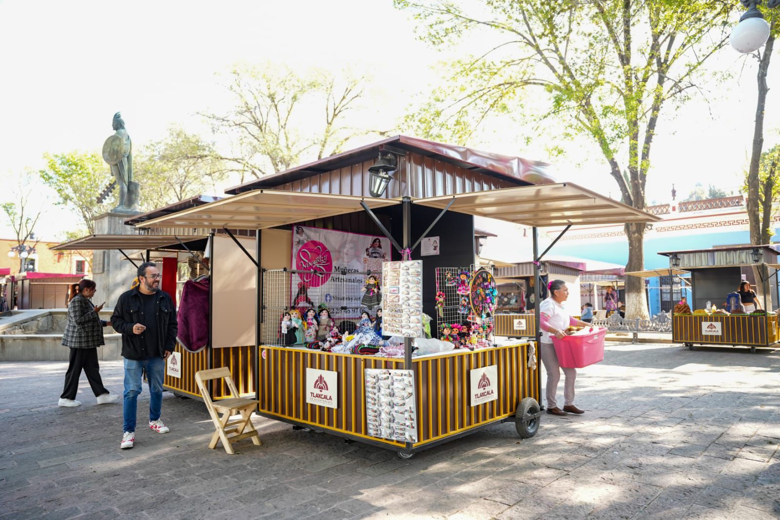 IMPULSA GOBIERNO DE ALFONSO SÁNCHEZ GARCÍA EL CONSUMO LOCAL CON PERMANENCIA DE ARTESANOS EN LA PLAZA XICOHTÉNCATL