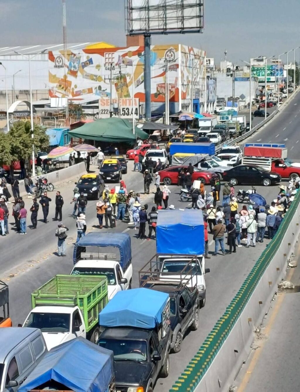 CAOS EN LA VÍA CORTA: COMERCIANTES DE LA CENTRAL DE ABASTOS PARALIZAN TLAXCALA Y AMENAZAN CON EXTENDER EL BLOQUEO A LA AUTOPISTA MÉXICO–PUEBLA