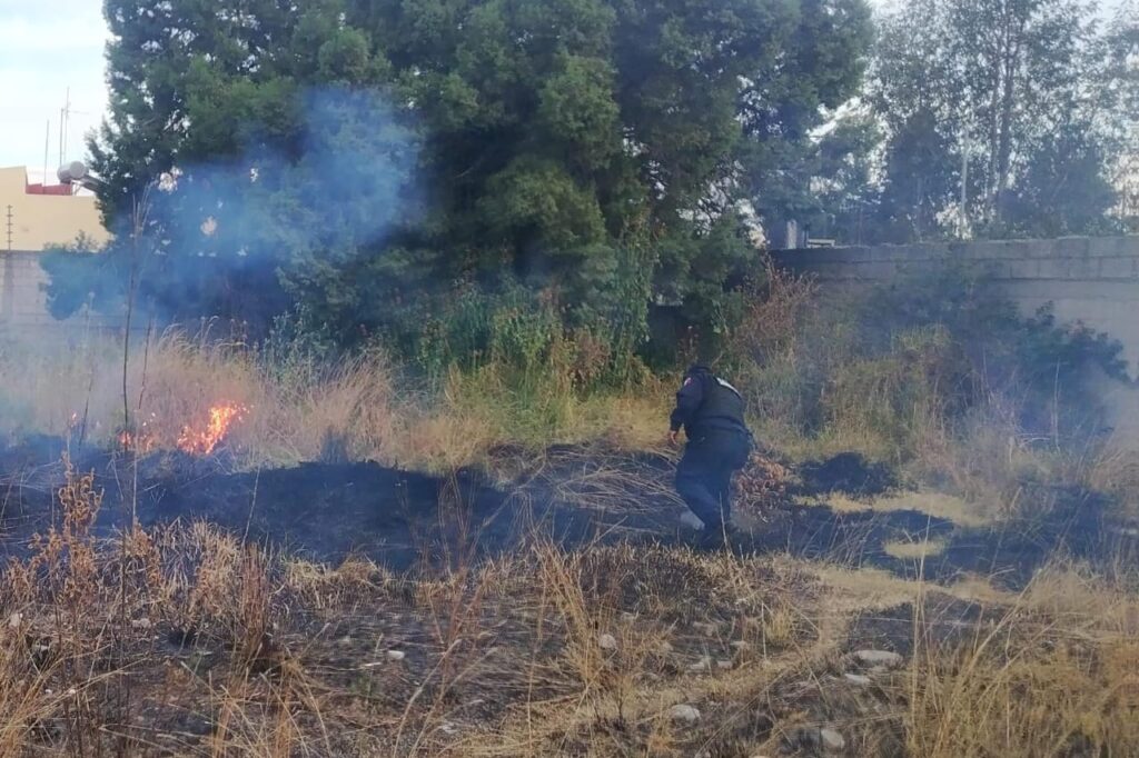 POLICÍAS MUNICIPALES DE TLAXCALA SOFOCAN INCENDIO CERCA DE UNA INSTITUCIÓN EDUCATIVA