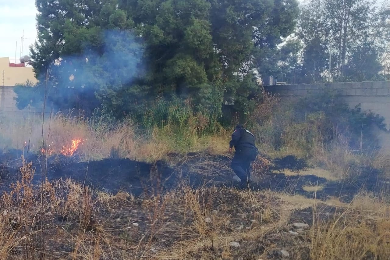 POLICÍAS MUNICIPALES DE TLAXCALA SOFOCAN INCENDIO CERCA DE UNA INSTITUCIÓN EDUCATIVA