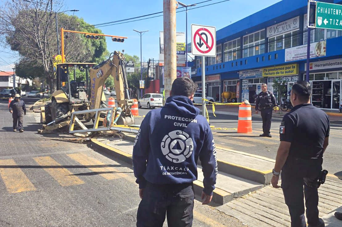 RETIRAN SEMÁFORO DAÑADO EN LA GARITA PARA PROTEGER A PEATONES Y AUTOMOVILISTAS