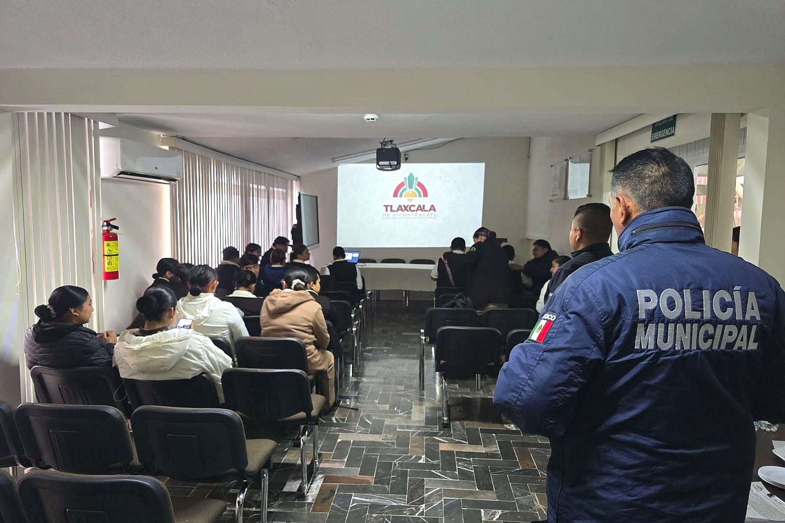 POLICÍA DE LA CAPITAL ACERCA PLÁTICAS DE AUTOCUIDADO A ESTUDIANTES DE ENFERMERÍA