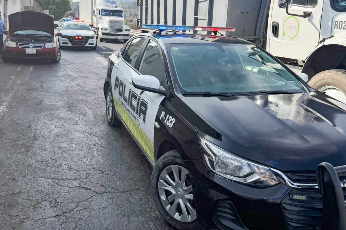 ABANDERA POLICÍA DE LA CAPITAL ZONA DE TIZATLÁN DONDE VOLCÓ UNA PIPA DE GASOLINA Y LAS VÍAS ALTERNAS
