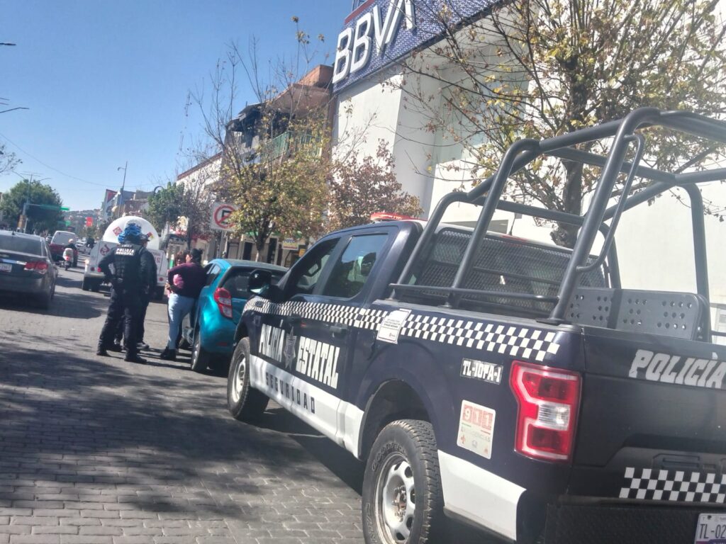 ROBO MILLONARIO EN PLENO CENTRO DE APIZACO: COMANDO ARMADO DESPOJA A MUJER DE 400 MIL PESOS FRENTE A UN BANCO
