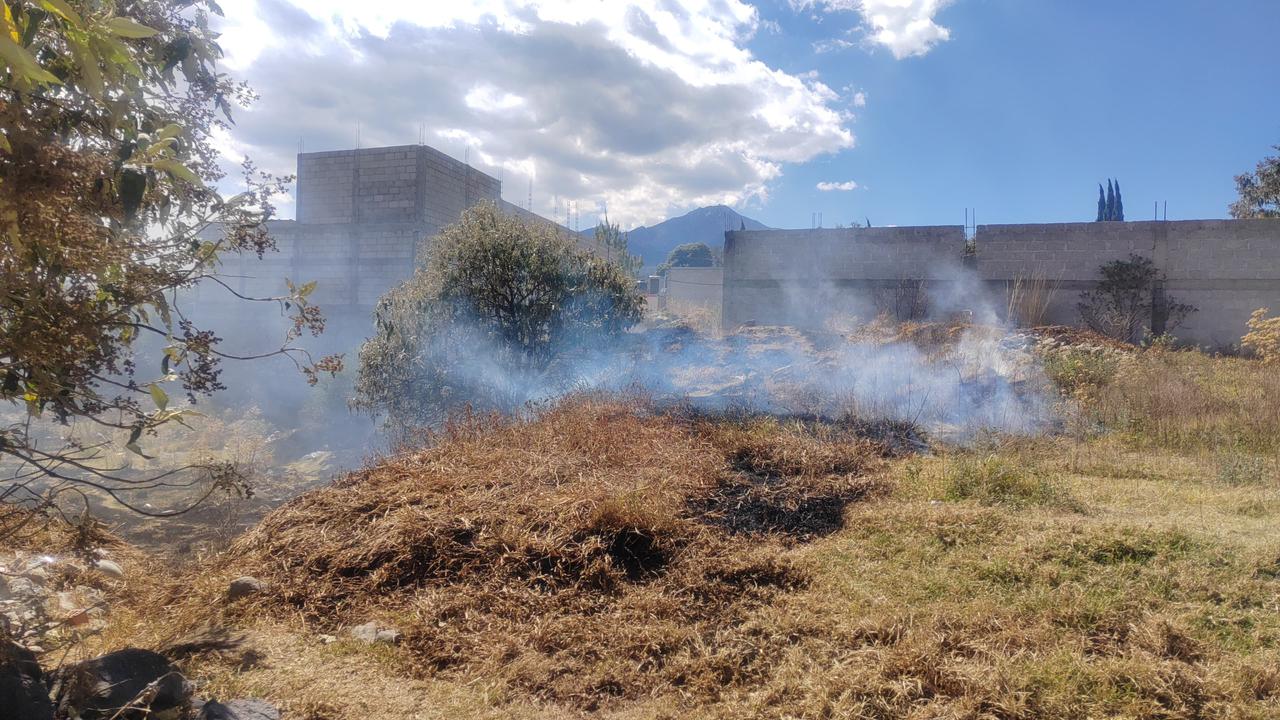 Elementos de Protección Civil de Huamantla controlan incendio de pastizales en el Pueblo de Jesús y exhortan a evitar quemas