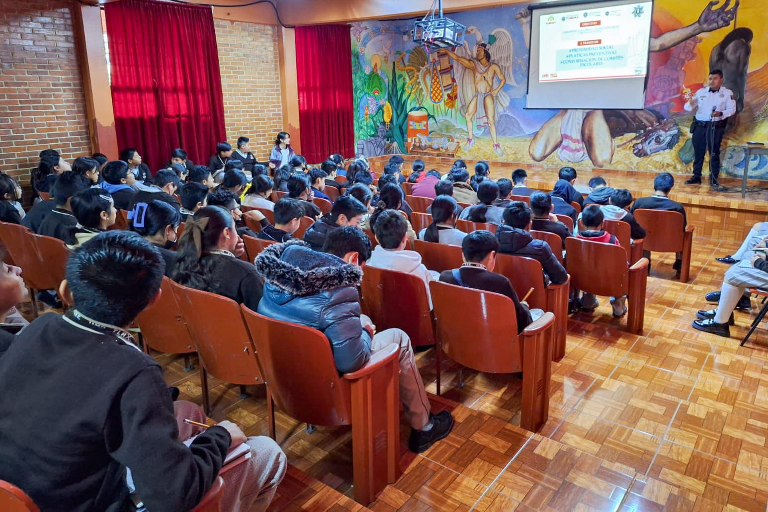 POLICÍA MUNICIPAL DE TLAXCALA LLEVA PLÁTICA DE AUTOCUIDADO A LA SECUNDARIA TÉCNICA 1 DE LA LOMA XICOHTÉNCATL