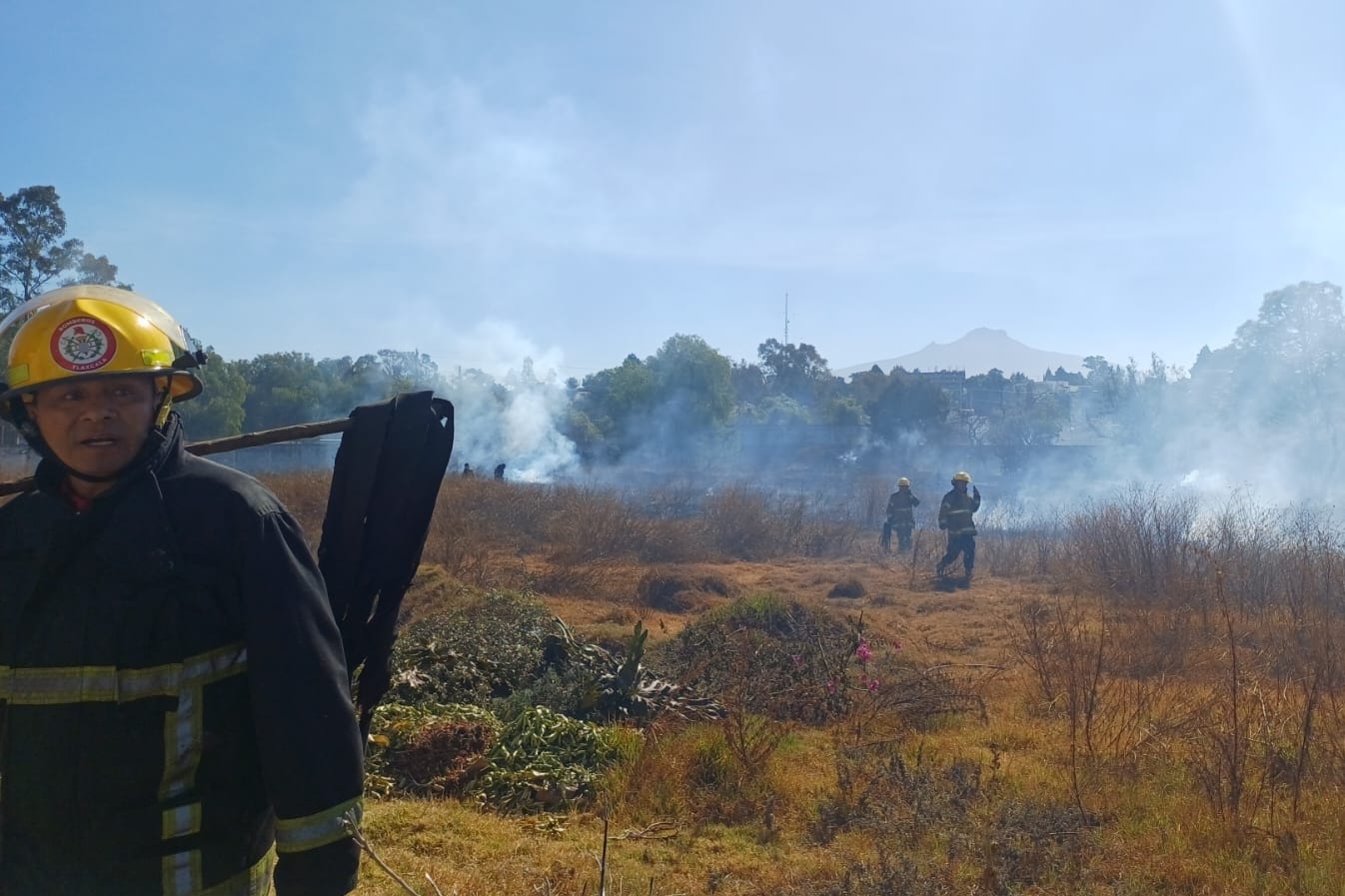 POLICÍA MUNICIPAL DE TLAXCALA DA RESPUESTA OPORTUNA A INCENDIO DE PASTIZAL Y EVITA RIESGOS A LA POBLACIÓN EN TIZATLÁN