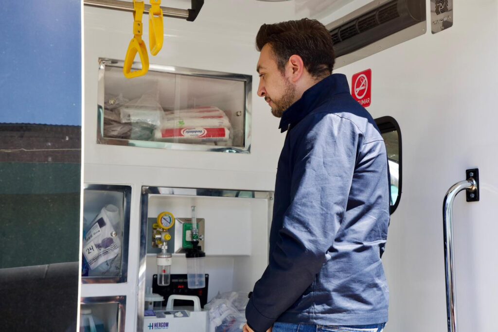 SALVADOR SANTOS ENTREGA NUEVA AMBULANCIA, UNIDAD DENTAL Y APOYOS A MUJERES PARA EL FORTALECIMIENTO DE SU ECONOMÍA