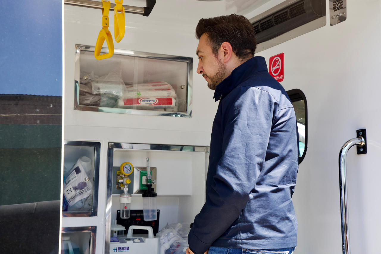 SALVADOR SANTOS ENTREGA NUEVA AMBULANCIA, UNIDAD DENTAL Y APOYOS A MUJERES PARA EL FORTALECIMIENTO DE SU ECONOMÍA