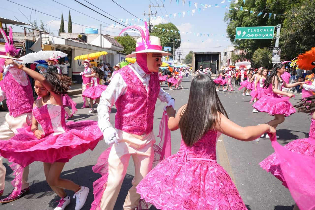 TRADICIÓN QUE UNE: ALFONSO SÁNCHEZ GARCÍA CORONÓ A LAS REINAS DEL CARNAVAL EN ACUITLAPILCO