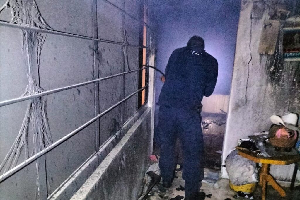 POLICÍA MUNICIPAL DE TLAXCALA MITIGA INCENDIO EN VIVIENDA DE SAN GABRIEL CUAUHTLA Y SALVAGUARDA INTEGRIDAD DE LAS PERSONAS