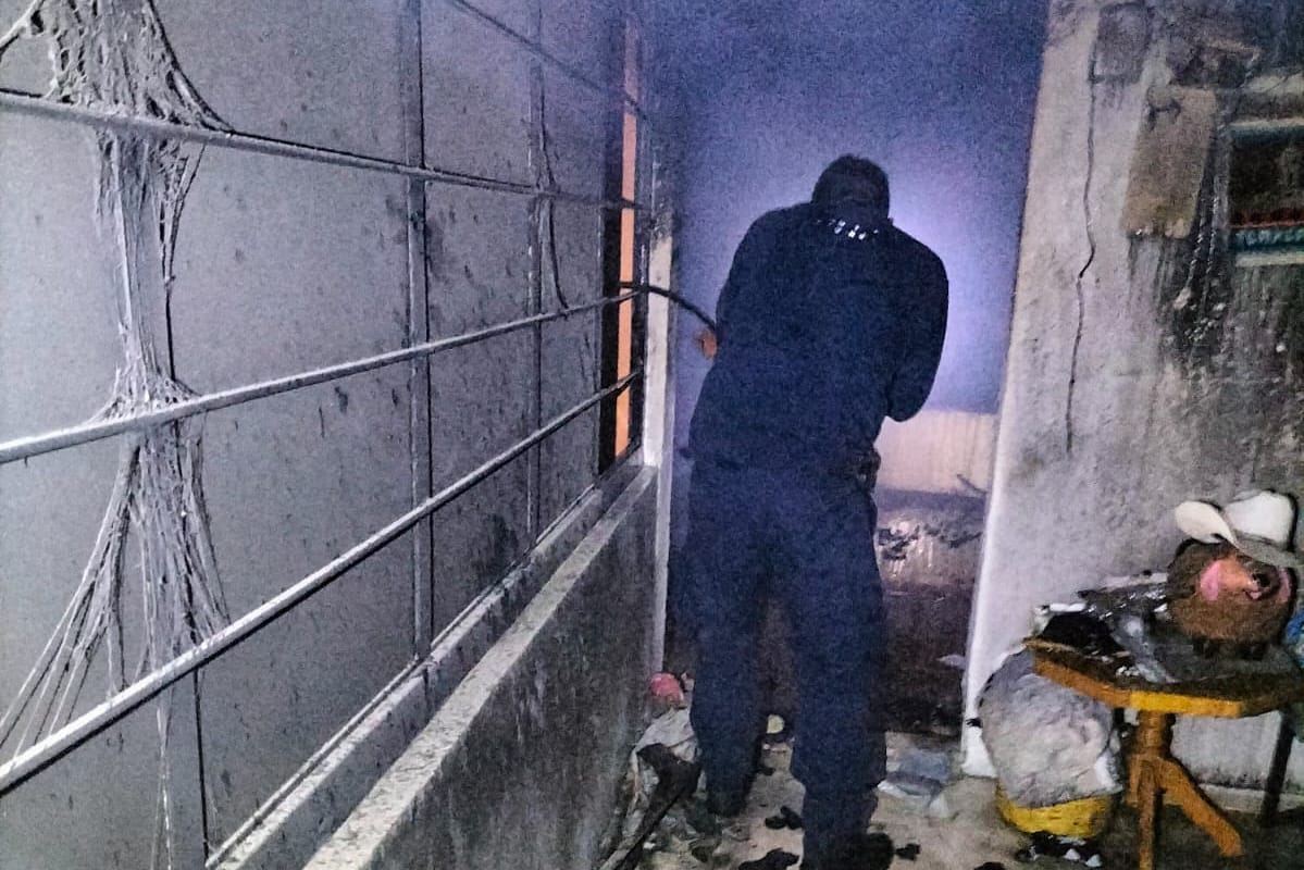 POLICÍA MUNICIPAL DE TLAXCALA MITIGA INCENDIO EN VIVIENDA DE SAN GABRIEL CUAUHTLA Y SALVAGUARDA INTEGRIDAD DE LAS PERSONAS