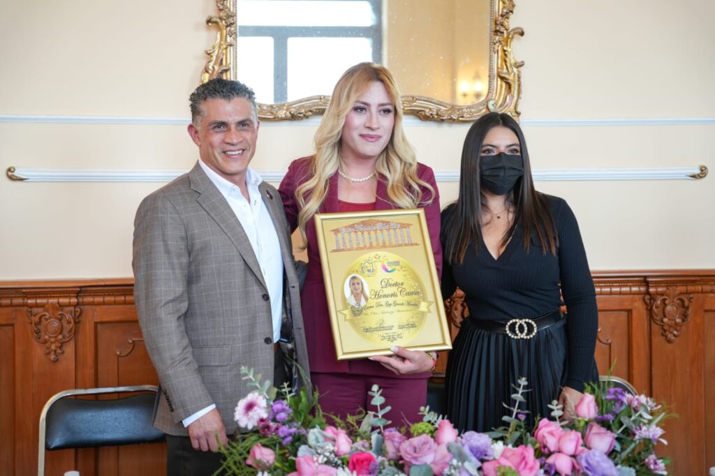 RECONOCEN A GIGI GRANDE MORALES CON DOCTORADO HONORIS CAUSA Y EL ALCALDE ALFONSO SÁNCHEZ CELEBRA SU LABOR