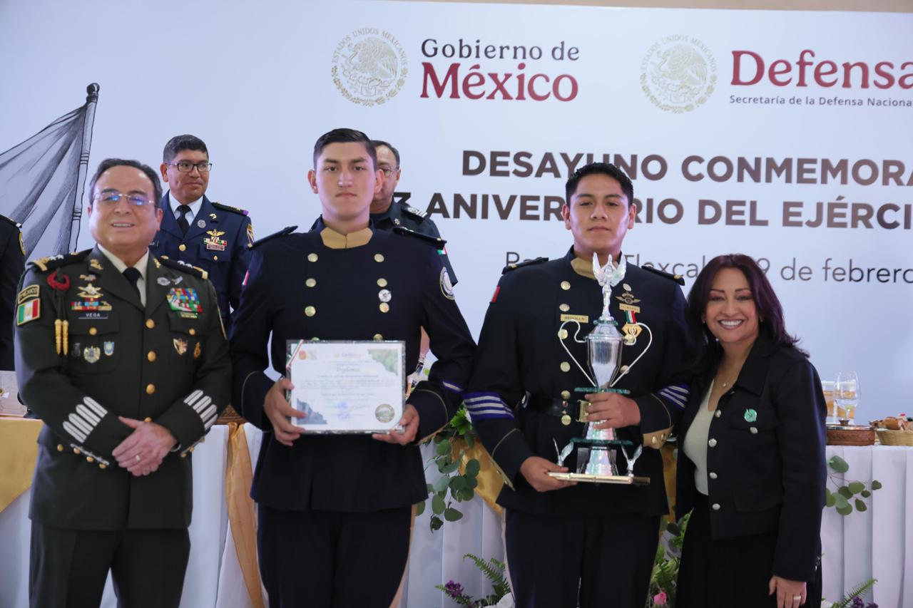 GOBERNADORA LORENA CUÉLLAR ASISTE AL 113 ANIVERSARIO DEL EJÉRCITO; RECIBE RESPALDO DE LAS FUERZAS ARMADAS EN TLAXCALA
