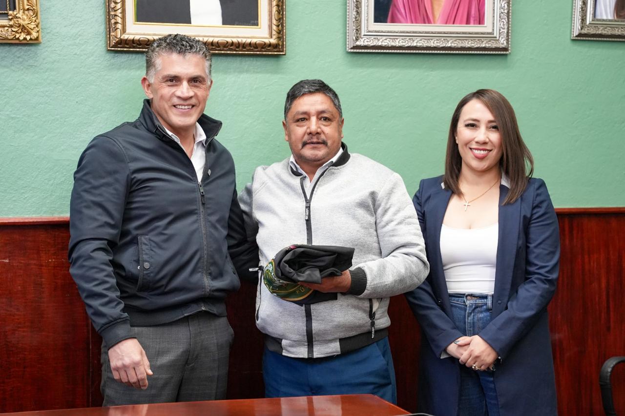 ALCALDE ALFONSO SÁNCHEZ GARCÍA ENTREGA UNIFORMES DEPORTIVOS A ADULTOS MAYORES DEL EQUIPO “GUERREROS DE XICOH”
