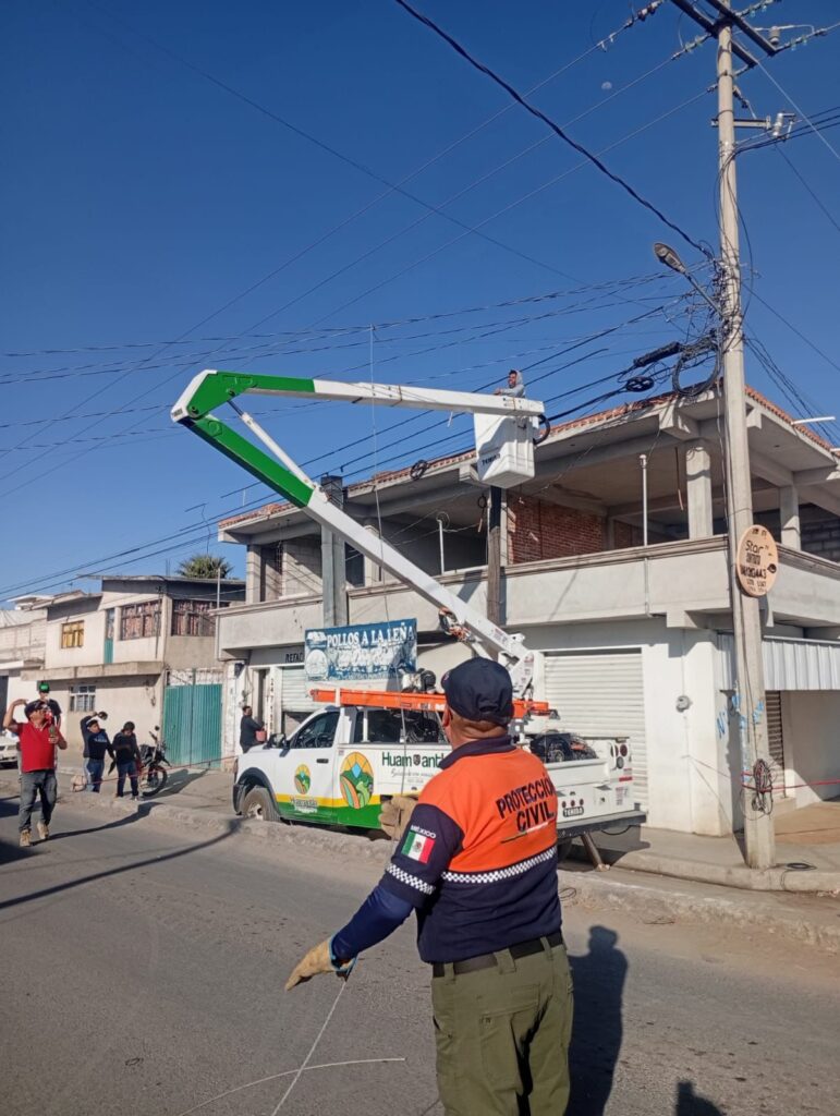 ATIENDE DIRECCIÓN DE SEGURIDAD PÚBLICA CAÍDA DE POSTES EN SAN JOSÉ XICOHTÉNCATL; CIRCULACIÓN YA FUE RESTABLECIDA