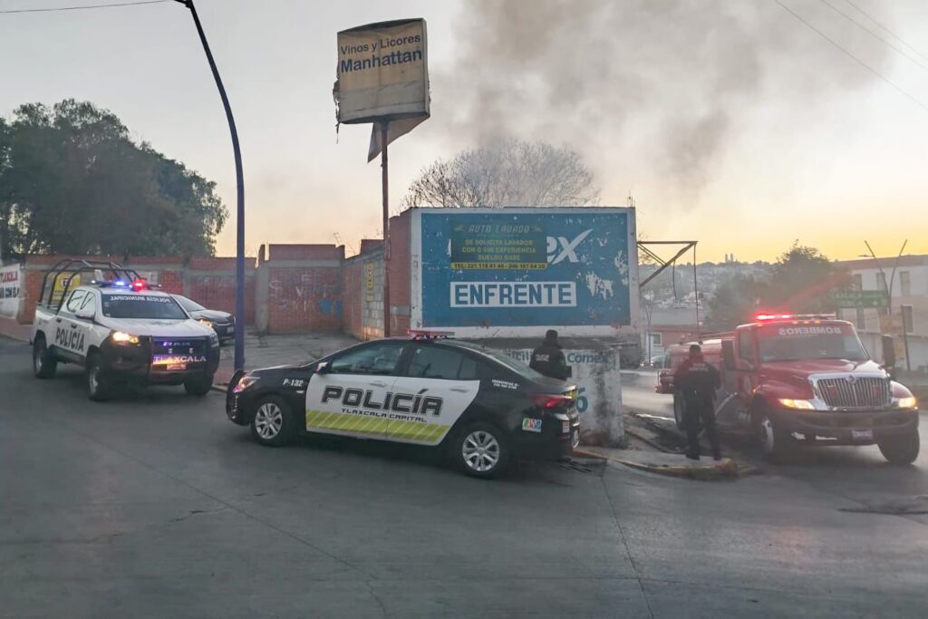 POLICÍA MUNICIPAL DE TLAXCALA Y BOMBEROS DEL ESTADO SOFOCAN INCENDIO EN INMUEBLE EN SAN HIPÓLITO CHIMALPA