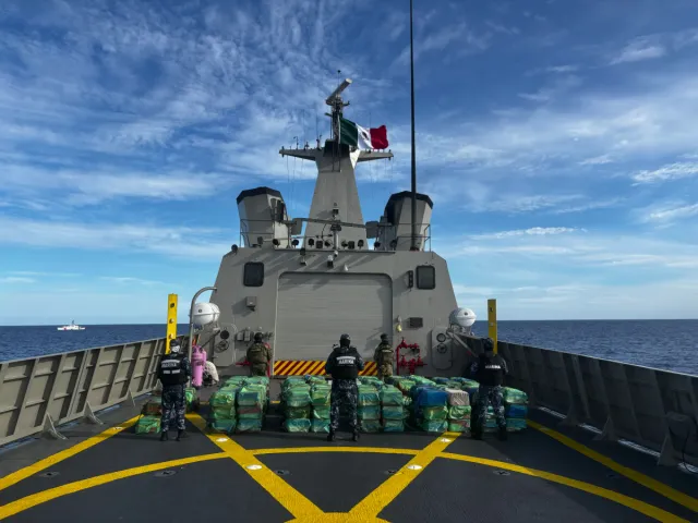 MARINA Y EU ASESTAN DURO GOLPE AL NARCO: ASEGURAN 188 BULTOS DE PRESUNTA COCAÍNA CERCA DE ISLA CLARIÓN