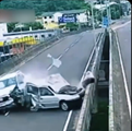 VIDEO: SE DETIENE EN PLENA PISTA, PROVOCA CHOQUE Y SALE PROYECTADO DESDE UN PUENTE