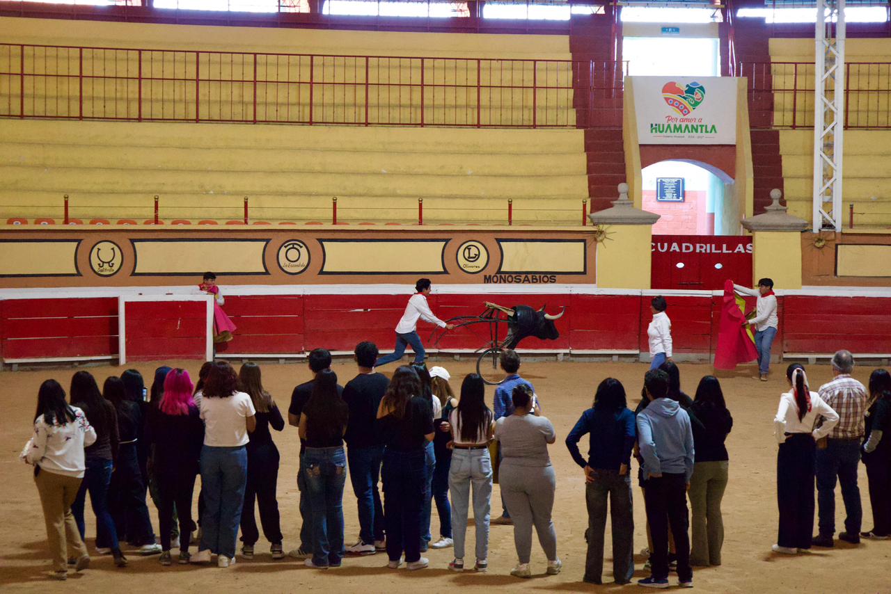 ESTUDIANTES VIVEN LA PASIÓN DE LA TAUROMAQUIA EN VISITA ACADÉMICA AL MUSEO TAURINO DE HUAMANTLA