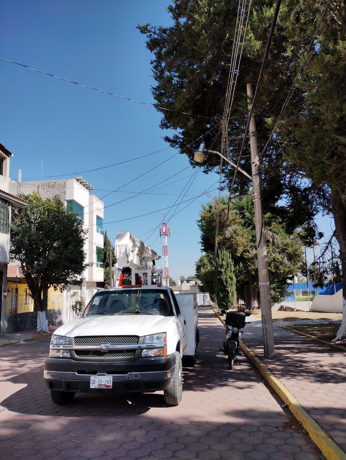 BRIGADAS “HUAMANTLA BRILLA MÁS” FORTALECEN EL ALUMBRADO PÚBLICO EN EL MUNICIPIO