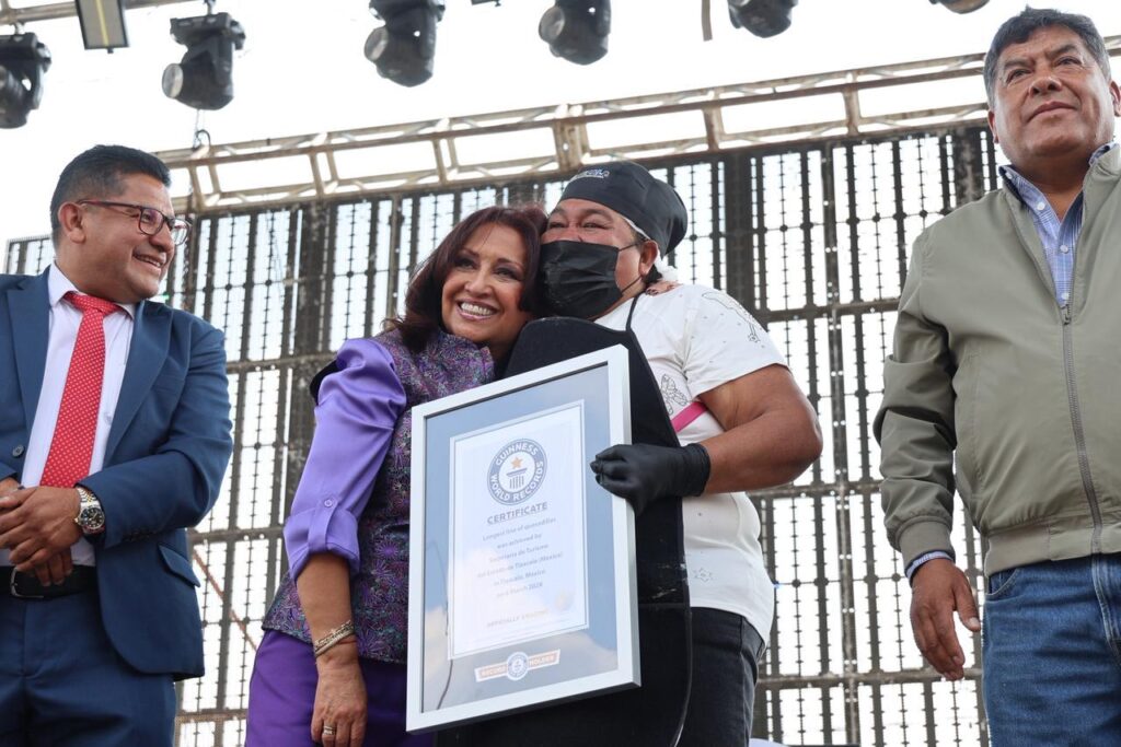 LOGRA TLAXCALA SU CUARTO RÉCORD GUINNESS CON LA LÍNEA DE QUESADILLAS MÁS GRANDE DEL MUNDO