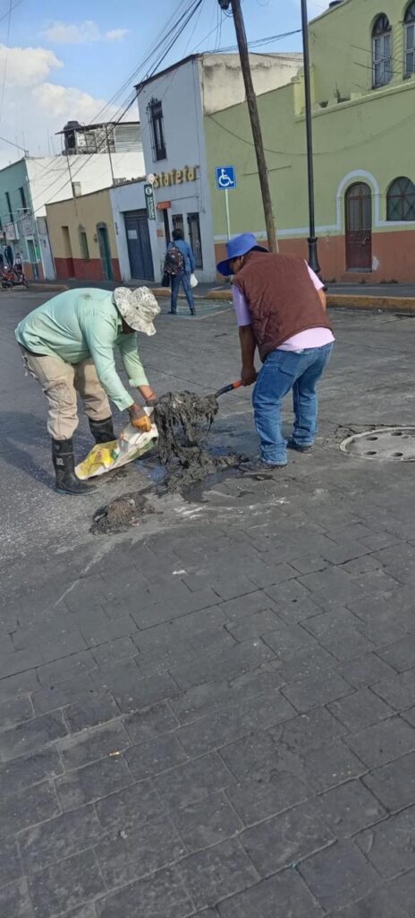 CAPAMH ATIENDE COLAPSO EN RED DE DRENAJE SANITARIO EN LA CALLE MATAMOROS