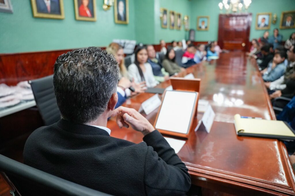 ALFONSO SÁNCHEZ GARCÍA ENTREGA UNIFORMES A INTEGRANTES DEL ENSAMBLE YOLOXÓCHITL Y RECONOCE SU TALENTO