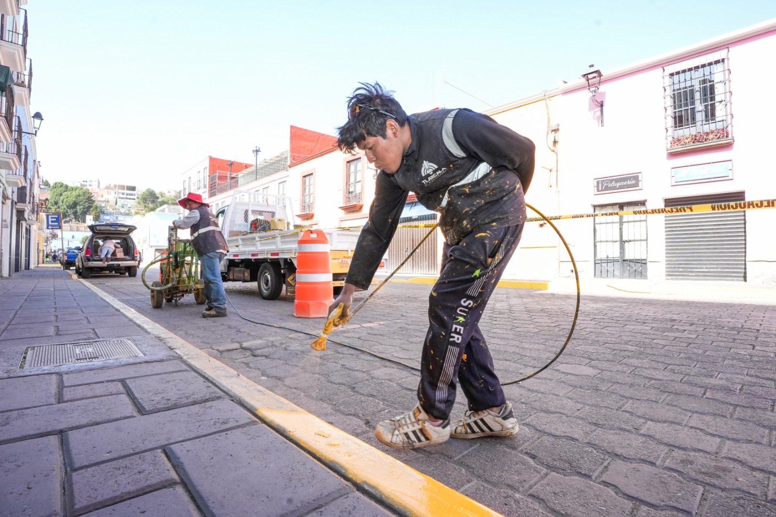 REFUERZAN MEJORA DE LA IMAGEN URBANA EN LA CAPITAL; REALIZAN PINTURA DE GUARNICIONES EN EL CENTRO DE TLAXCALA