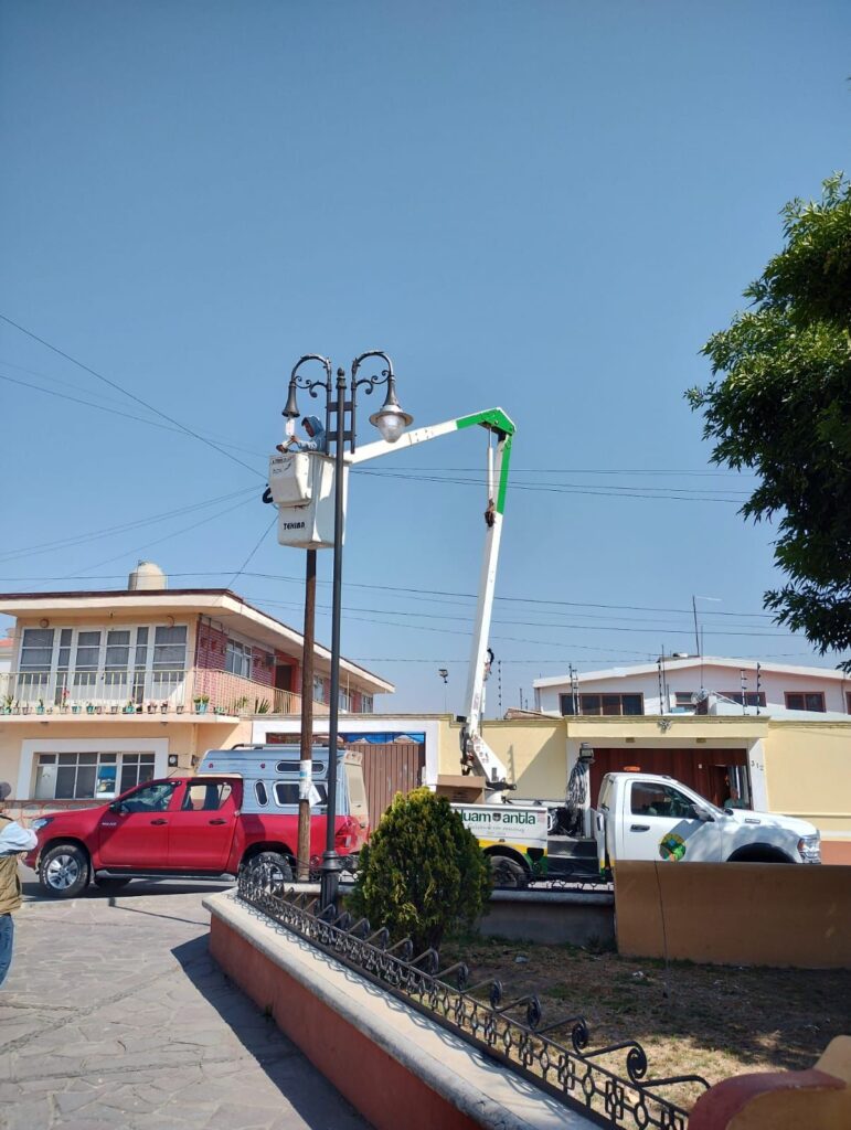 BRIGADAS “HUAMANTLA BRILLA MÁS” ATIENDEN REPORTES DE LUMINARIAS EN LA PLAZUELA DE JESÚS