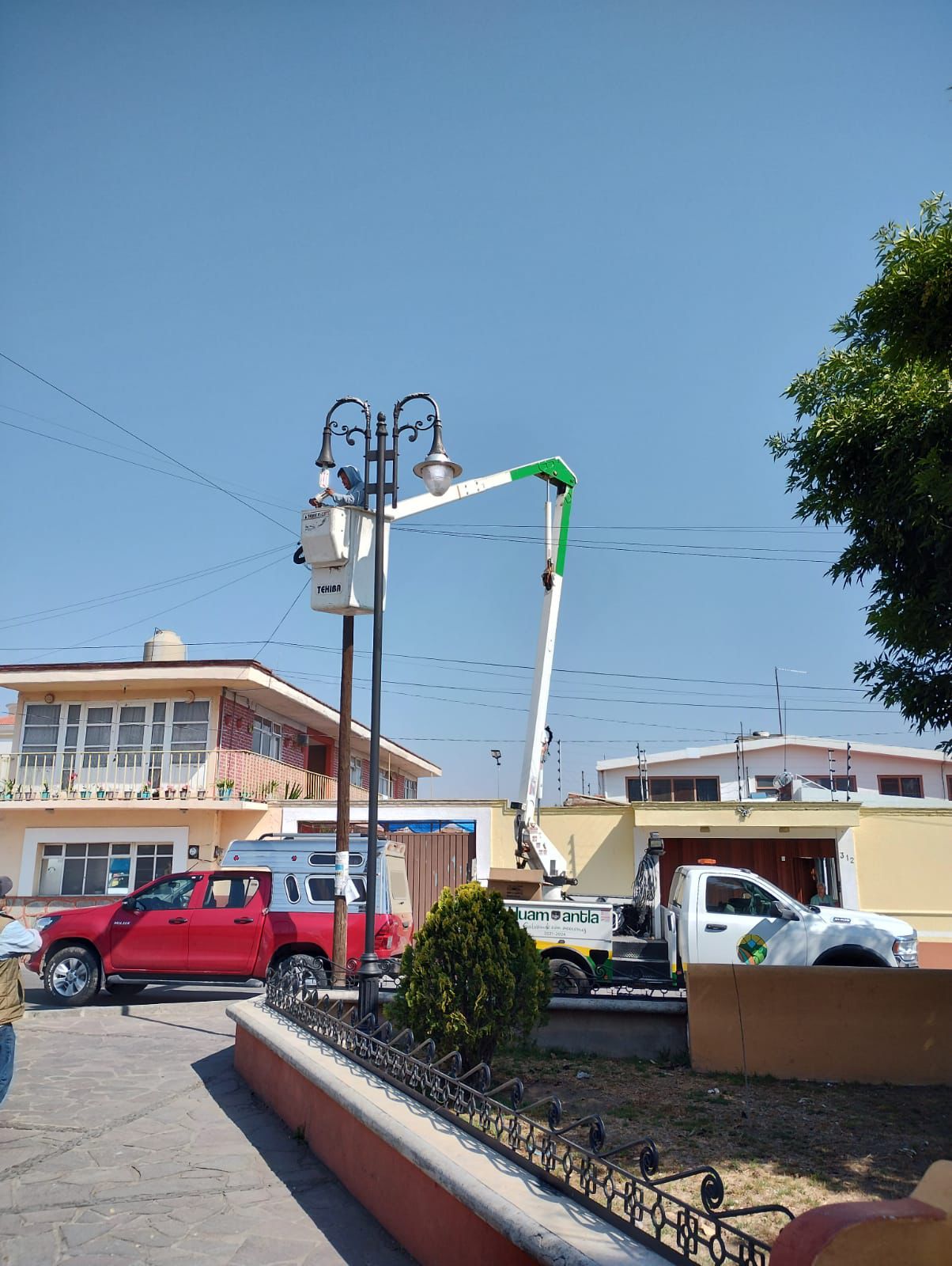 BRIGADAS “HUAMANTLA BRILLA MÁS” ATIENDEN REPORTES DE LUMINARIAS EN LA PLAZUELA DE JESÚS