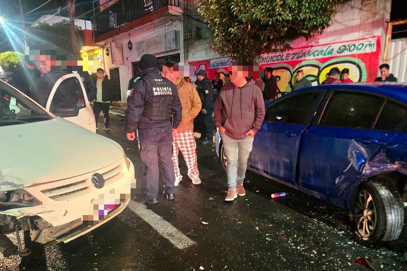 POLICÍA MUNICIPAL DE TLAXCALA CONTROLA RIÑA TRAS CHOQUE ENTRE VEHÍCULOS