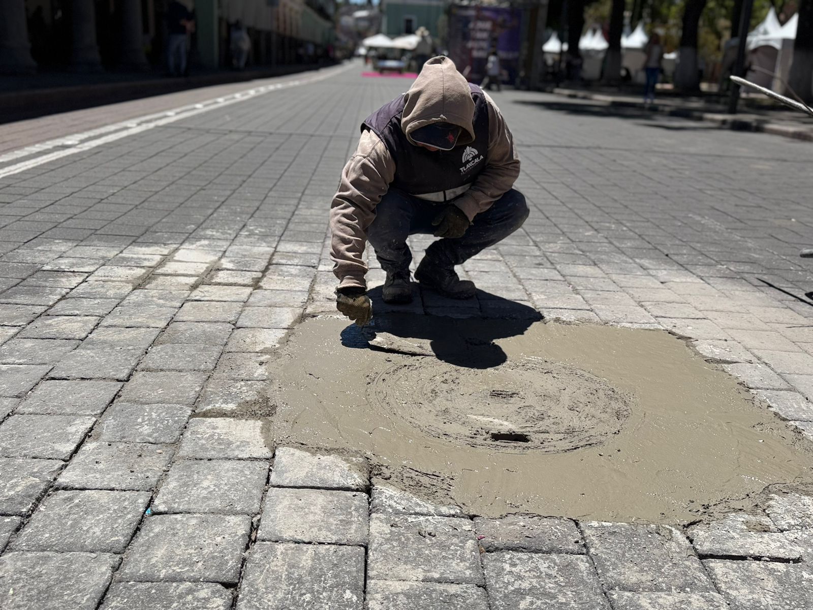 GOBIERNO MUNICIPAL DE TLAXCALA ATIENDE MANTENIMIENTO DE REGISTROS EN EL PRIMER CUADRO DE LA CIUDAD