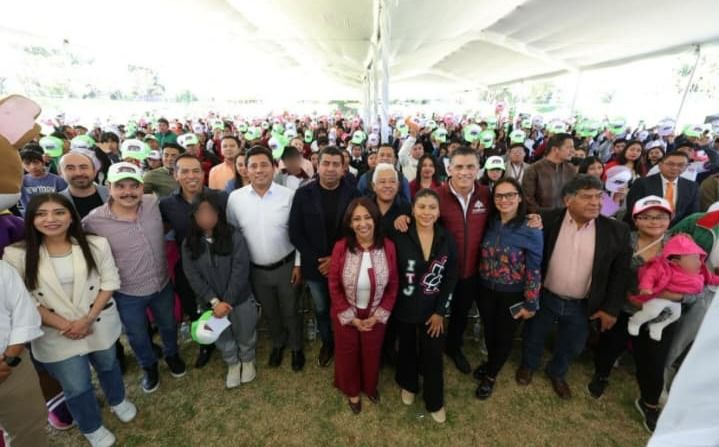 MÁS DE 80 JÓVENES DE HUAMANTLA RECIBEN TABLETAS PARA FORTALECER SU EDUCACIÓN