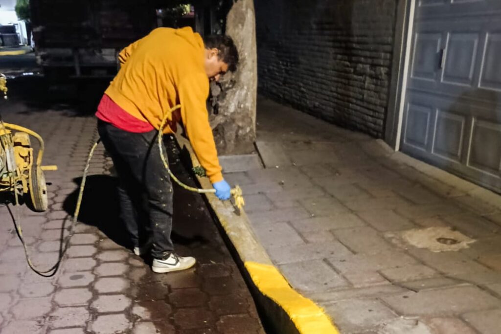 CONTINÚAN JORNADAS DE MADRUGADA PARA PINTAR BANQUETAS EN EL CENTRO DE LA CAPITAL