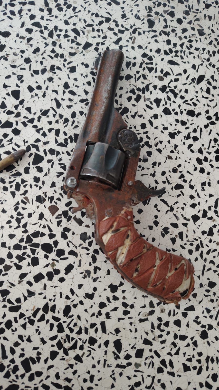 CAE LA RATA EN HUAMANTLA: GOLPEABA A UNA MUJER, HUYE Y LO AGARRAN ARMADO