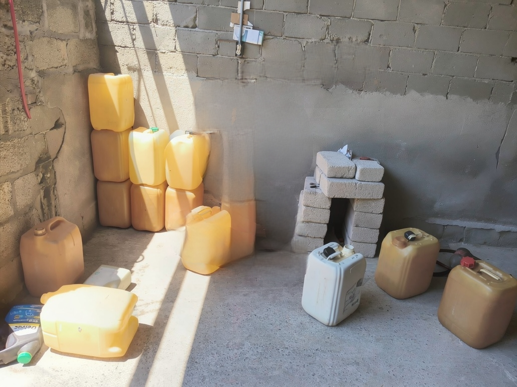 GOLPE AL HUACHICOL EN MAZATECOCHCO: ASEGURAN INMUEBLE, HIDROCARBURO Y DETIENEN A DOS PRESUNTOS RESPONSABLES