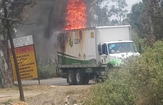 INCENDIO DE CAMIÓN CON SOLVENTES PARALIZA LA APIZACO–TLAXCO Y GENERA CIERRE TOTAL DE LA VÍA