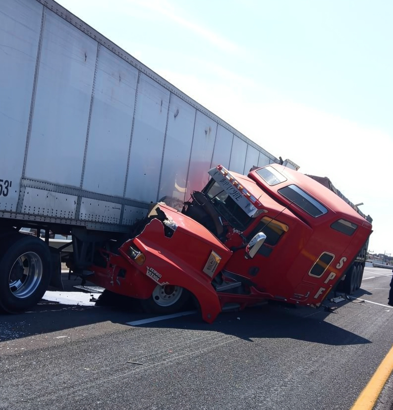 TRÁILERS CHOCAN Y DESATAN CAOS VIAL EN XALOZTOC